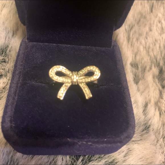 Stunning Bow Ring - Picture 2 of 4